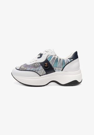 Hvide sneakers med en kraftig sål, der har en multicolor tekstiloverdel med blå og grå accenter samt en mørkeblå rem.