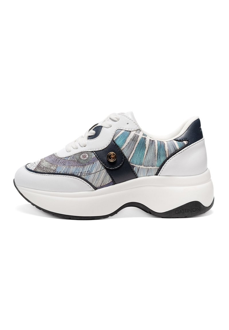 Vita sneakers med en massiv sula, med ett flerfärgat textilöverdrag som har blå och grå detaljer samt ett mörkblått band.