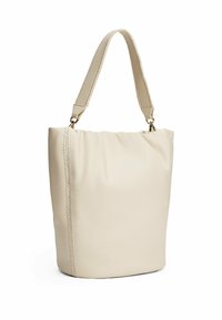 Borsa in pelle color crema con ampia tracolla cucita e chiusura in metallo dorato, superficie morbida e testurizzata, dettagli con cuciture verticali.
