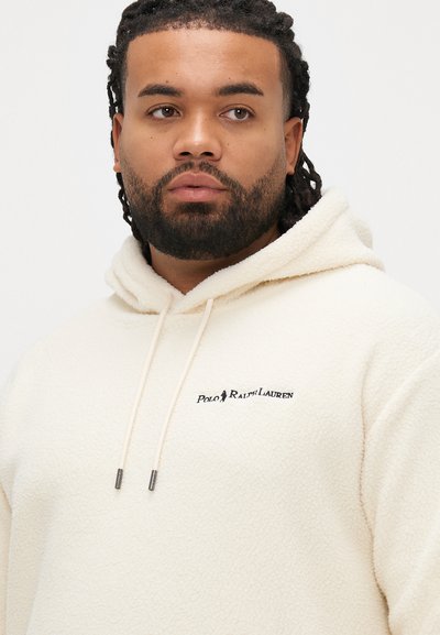 Μπεζ φλις φούτερ με μπροστινή τσέπη, κουκούλα με κορδόνια και μαύρο κεντημένο λογότυπο "Polo Ralph Lauren" στο στήθος. Μαλακή υφή.