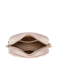 Borsetta in pelle rosa con hardware dorato, aperture con doppia zip e una texture liscia. L'interno è semplice con un'unica comparto.