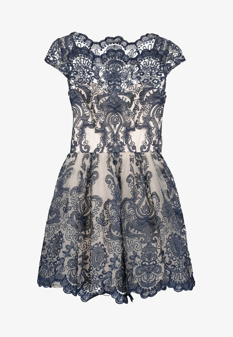 Robe beige à manches courtes avec une superposition de dentelle bleu marine complexe présentant des motifs floraux et ornementaux.