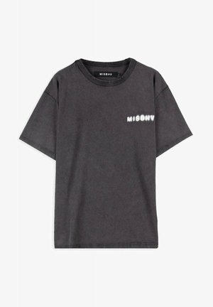 Grijze katoenen t-shirt met een ronde hals, korte mouwen en een kleine witte "MISBHV" print aan de linkerkant. Zachte textuur en een relaxte pasvorm.