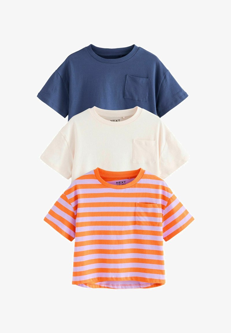 Drei kurzärmelige T-Shirts übereinander gestapelt, eines in Marineblau, eines in Creme und eines in Orange mit hellrosa horizontalen Streifen, jeweils mit einer Brusttasche.