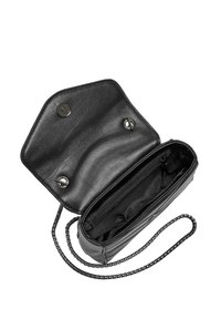 Borsa a tracolla in pelle nera con un flap esagonale, dotata di una catena, chiusura a scatto e una tasca interna con zip. Texture liscia su tutta la superficie.
