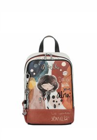 Sac à dos avec un design multicolore, présentant un graphique central d'une fille, des phrases textuelles et des accents en métal argenté sur une finition texturée.