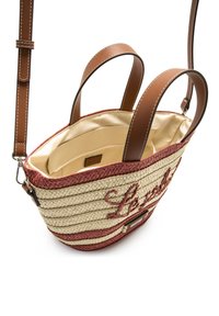 Geweven strohandtas met een beige en bordeauxrode strependesign. Voorzien van bruine faux leren hengsels en een lichte binnenvoering.