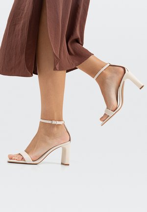 MIT GESTEPPTEN RIEMCHEN - Sandaler - off white