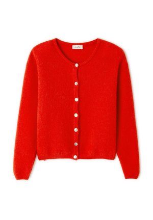 Rode, gebreide cardigan van zacht materiaal, met een ronde halslijn, lange mouwen en witte knopen aan de voorkant.