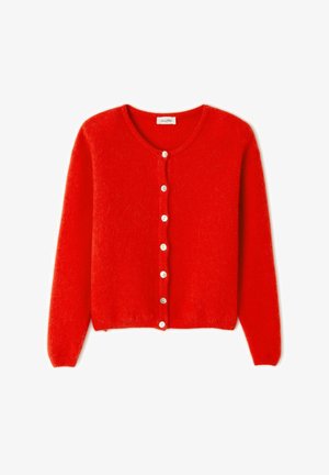 Rdeča pletena jopica iz mehkega materiala, z okroglim ovratnikom, dolgimi rokavi in belimi gumbi spredaj.