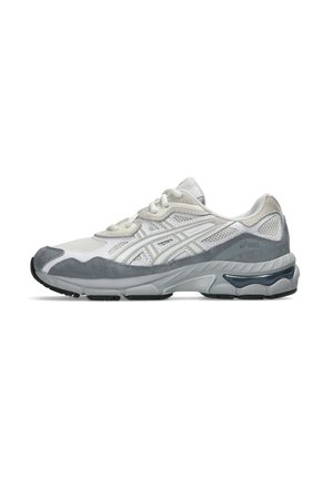 Hvid og grå ASICS løbesko med mesh og ruskindoverdel, polstret sål og snørelukning, vist fra siden på hvid baggrund.