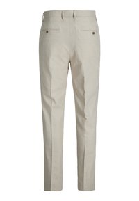 Pantalon en lin beige à coupe ajustée. Il comprend deux poches arrière avec boutons, une taille plate, un ourlet fini et des passants pour ceinture.