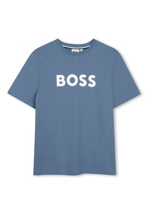 Blauw T-shirt met korte mouwen en ronde hals, met in het midden op de borst een opvallende witte "BOSS"-tekst, gemaakt van zacht katoenen stof.