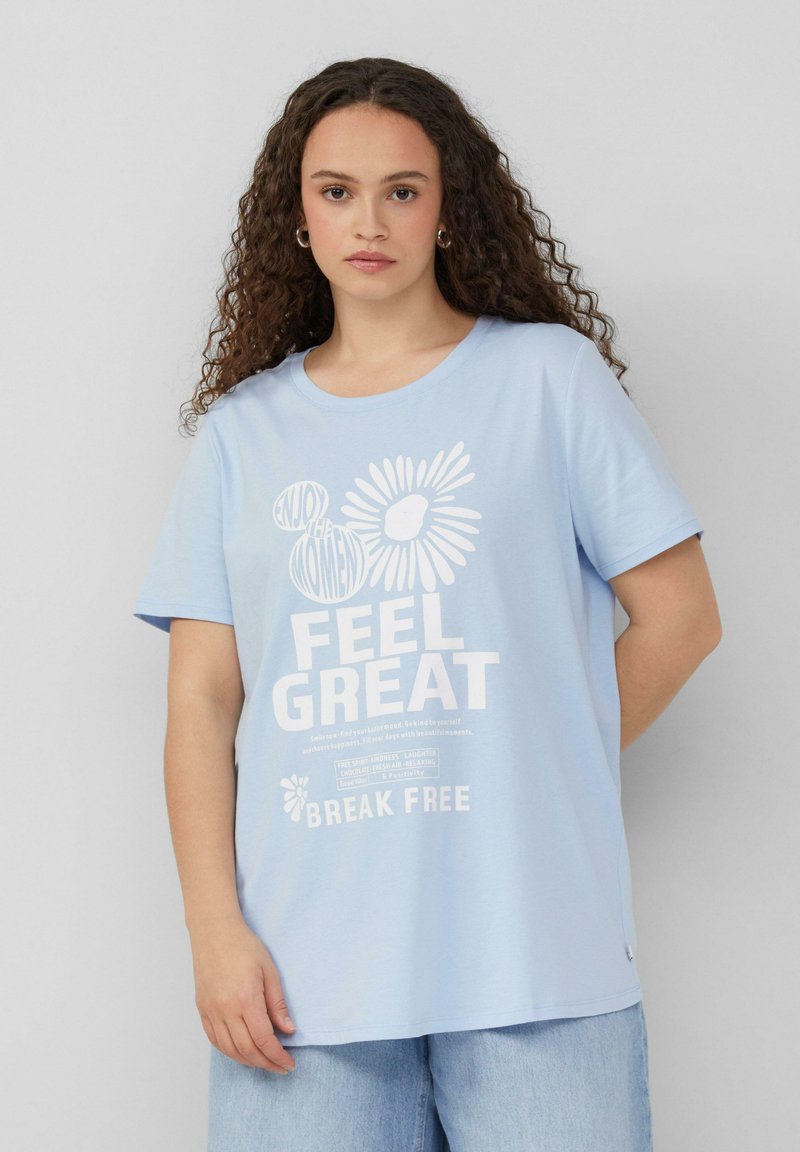 Lichtblauw katoenen T-shirt met korte mouwen, voorzien van witte bedrukte tekst en bloemenontwerpen op de voorkant. Relaxte pasvorm, eenvoudig ontwerp.