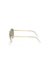 Occhiali da sole in metallo dorato con lenti grigie. Caratterizzati da stanghette sottili con punte bianche e un design del ponte prominente.