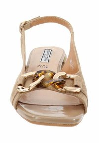 Sandalo slingback in suede beige con un accento in catena dorata lucida e un link in tartaruga. Suola a piattaforma lucida, soffice fodera interna.