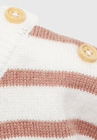 Strickpullover mit horizontalen weißen und hellrosa Streifen. Verfügt über runde Holzknöpfe an der Schulter. Weicher Stoff, lässiges Design.