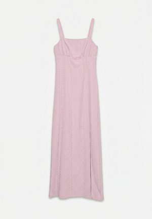 Vestido maxi sin mangas de color rosa claro con tirantes finos y detalles sutiles de encaje vertical en la tela.