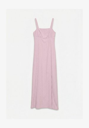 Robe maxi rose clair sans manches avec fines bretelles et détails discrets en dentelle verticale sur le tissu.