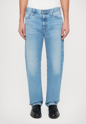Jeans de ganga azul claro com corte reto, design de cinco bolsos e fecho de botão. Desgaste sutil e detalhes de costura são visíveis.