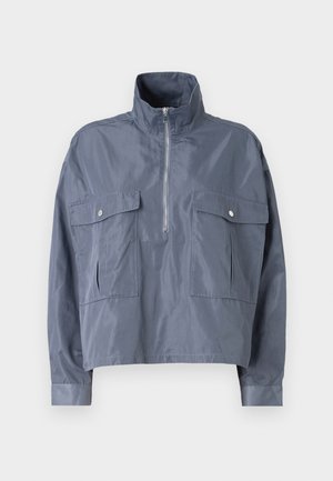 Jachetă albastră croită, dintr-un material ușor și lucios, cu guler înalt, fermoar pe jumătate în față și două buzunare cu clapetă pe piept.