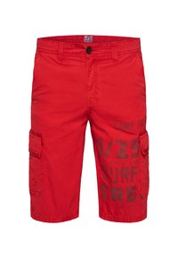 Rode cargoshorts van lichtgewicht stof. Kenmerken zijn een knoopsluiting aan de voorkant, zijzakken en bedrukte tekst op het linkerpoot.