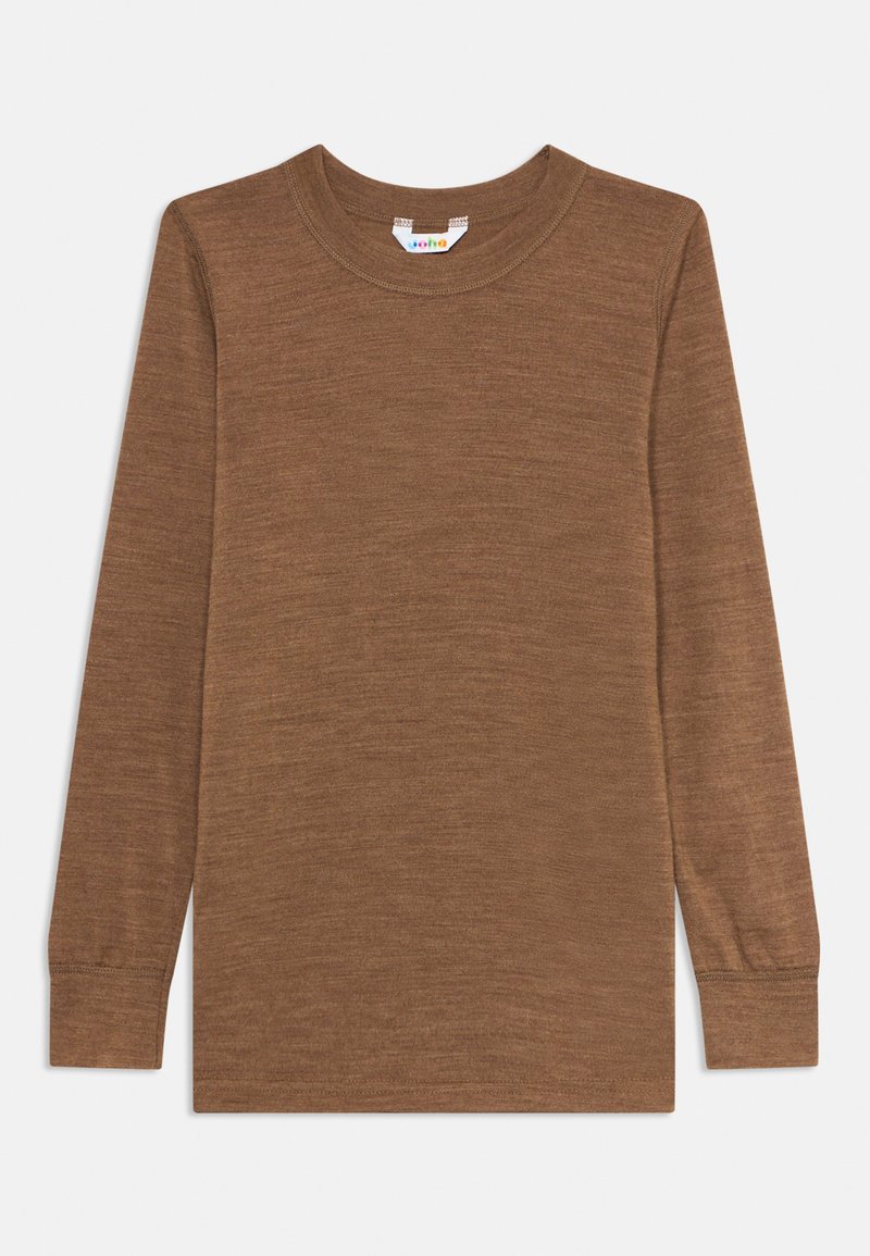 Braunes langärmliges Rundhals-Shirt mit gerippten Bündchen, flach auf weißem Hintergrund ausgelegt.