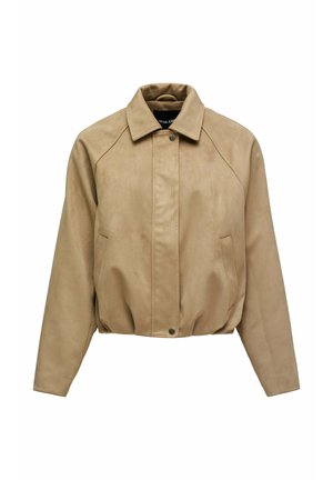 Chaqueta bomber de ante beige con cuello, mangas largas, dos bolsillos laterales y cierre frontal de botones a presión, ajuste corto.
