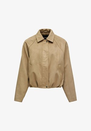 Chaqueta bomber de ante beige con cuello, mangas largas, dos bolsillos laterales y cierre frontal de botones a presión, ajuste corto.