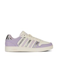 Helle lila und cremefarbene Sportschuhe verfügen über ein glattes Leder-Obermaterial, metallisch silberne Akzente, durchbrochene Streifen und eine strukturierte Gummisohle.