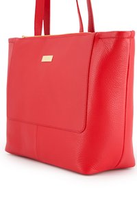 Rode leren totebag met een gestructureerd oppervlak, gouden hardware en een voorvak. Beschikt over dubbele handvatten en een ritsluiting aan de bovenkant.