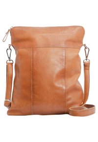 Sac en cuir tan avec une texture lisse, de forme rectangulaire, fermeture éclair sur le dessus, bandoulière réglable et coutures saillantes.