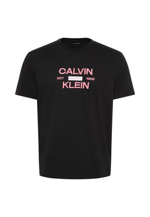 Μαύρο κοντομάνικο μπλουζάκι με ροζ κείμενο "CALVIN KLEIN EST 1968" και ένα μικρό λευκό ορθογώνιο με "Calvin Klein" στο κέντρο.