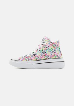 Hochschuh-Sneaker mit einer weißen Gummisohle, die ein buntes Herzmuster auf Canvas, eine Schnürdesign und schwarze Akzente aufweisen.