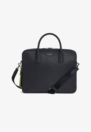 Schwarze, strukturierte Laptoptasche mit zwei Griffen, verstellbarem Schultergurt und Reißverschluss. Mit dezenter Markenkennzeichnung und einer Seitentasche.
