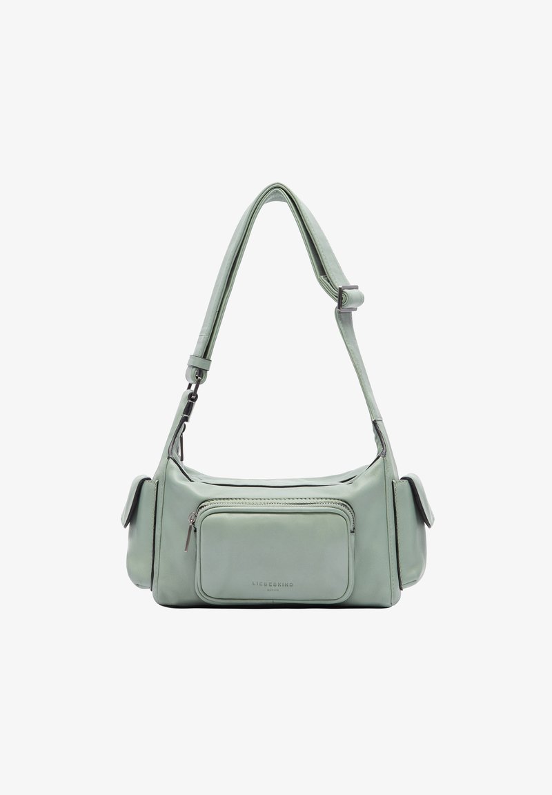 Bolso de hombro de cuero verde menta con diseño plano, correa ajustable y un bolsillo con cremallera en la parte frontal. Textura suave y acentos minimalistas en el herraje.