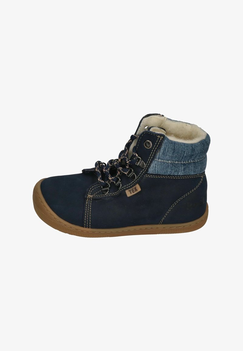 Navyblaue Knöchelstiefel mit einem Obermaterial aus Wildleder, Fütterung aus Fell und Akzenten aus Denim-Stoff. Gummisohle und Schnürverschluss mit Metallösen.