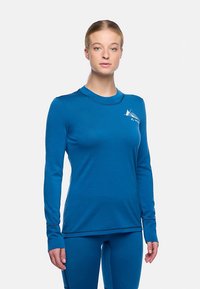 Blaues Sportoberteil mit langen Ärmeln aus weichem Stoff, mit rundem Ausschnitt und einem weißen Logodesign auf der linken Brust.