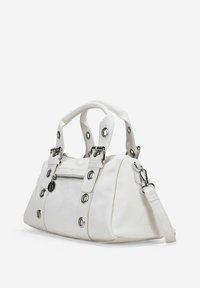 Bolso de mano de cuero blanco con acentos metálicos circulares, dos asas cortas, una correa para el hombro y un bolsillo frontal con cremallera. Acabado texturizado.