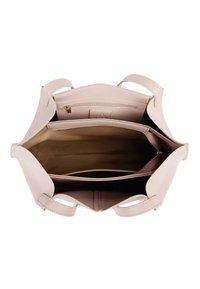 Jasnoróżowa skórzana torebka z dwoma uchwytami, przestronnym wnętrzem, jedną kieszenią na zamek oraz gładką fakturą. Posiada płaską podstawę dla zapewnienia stabilności.
