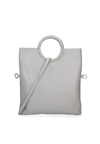 Borsa a tracolla in pelle grigia con forma rettangolare, manico circolare superiore e tracolla rimovibile. Texture liscia con accessori minimal.