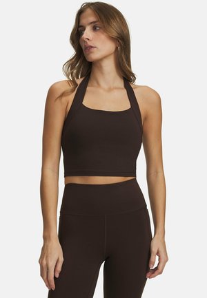 Braunes Sport-Crop-Top aus elastischem Material mit quadratischem Ausschnitt und Neckholder-Trägern. Glatte Textur mit figurbetontem Schnitt.