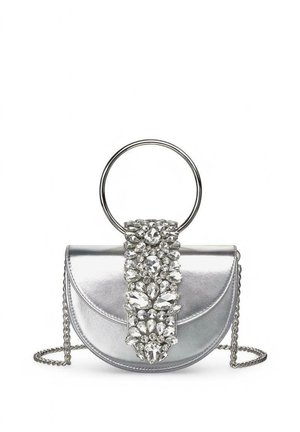 Bolso metálico plateado con forma de media luna, con una correa adornada con joyas y un mango de metal circular, incluye una cadena para llevarlo como bandolera.