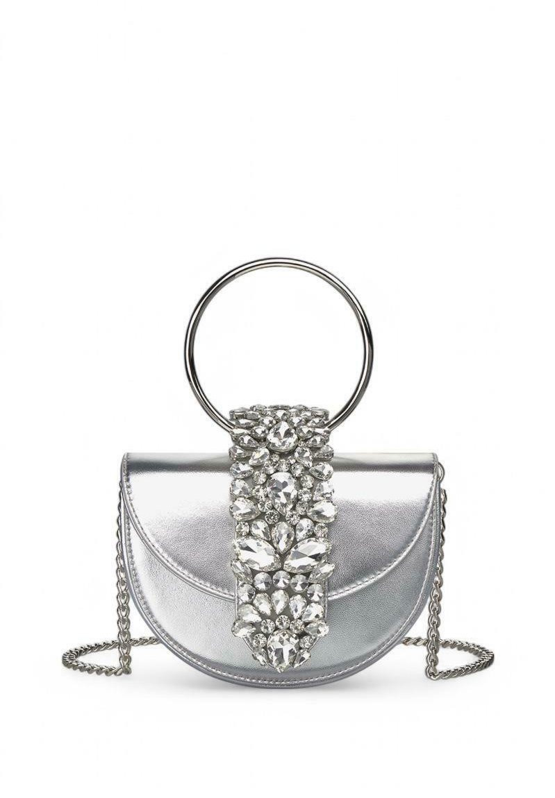 Borsa metallica argento a forma di mezza luna, dotata di una tracolla gioiello e di un manico metallico circolare, include una catena per il trasporto a tracolla.