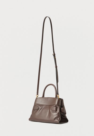 Καφέ δερμάτινη τσάντα χειρός με διαμορφωμένο σχήμα, χερούλι επάνω και ρυθμιζόμενο λουρί ώμου. Διαθέτει μεταλλικά στοιχεία σε χρυσό τόνο και πλαϊνές τσέπες.