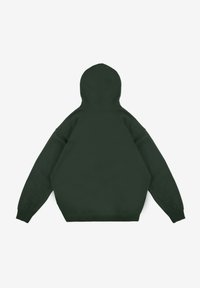 Ciemnozielona bluza z dużym kapturem, długimi rękawami i ściągaczami. Wykonana z miękkiego materiału; gładka tekstura bez wzorów czy akcentów.