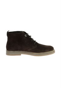 Stivaletti in suede marrone con punta arrotondata, lacci grigi e suola in gomma testurizzata. Presentano dettagli di cucitura e un design a caviglia alta.
