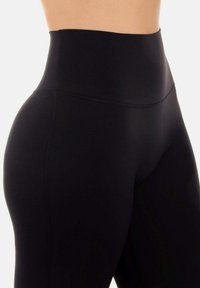 YantraConnection KISIMA EVASÉ - Pantaloni - black