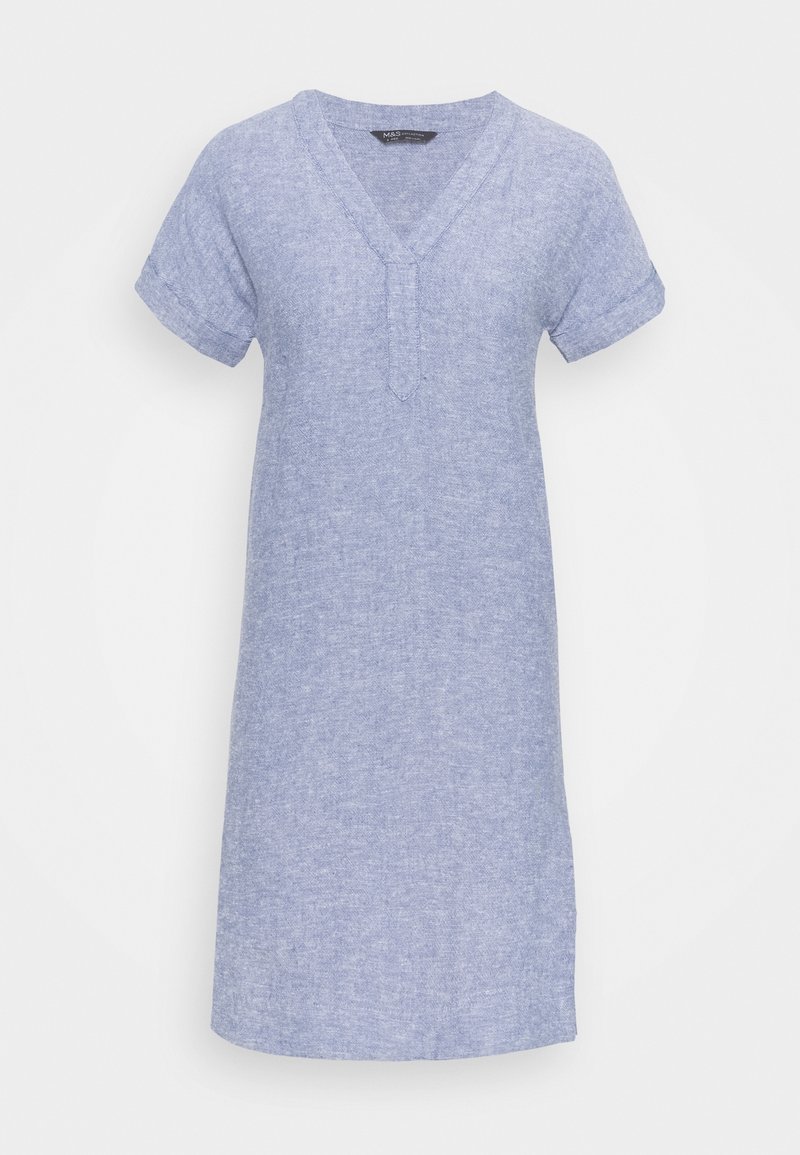 Robe bleu clair à manches courtes avec un col en V, tissu légèrement texturé et manches roulées. Coupe droite avec un ourlet au niveau des genoux.