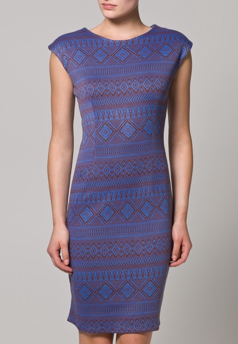 Robe sans manches ajustée en bleu et violet, présentant un motif géométrique de diamants et de lignes, fabriquée à partir d'un tissu lisse et extensible.